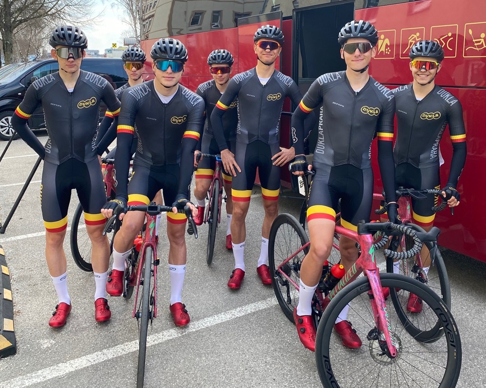 Juniorsky tym pred startem.jpg